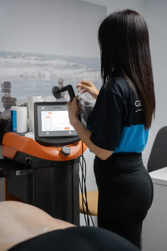 Profesional de la Fisioestética prepara el equipo para una sesión