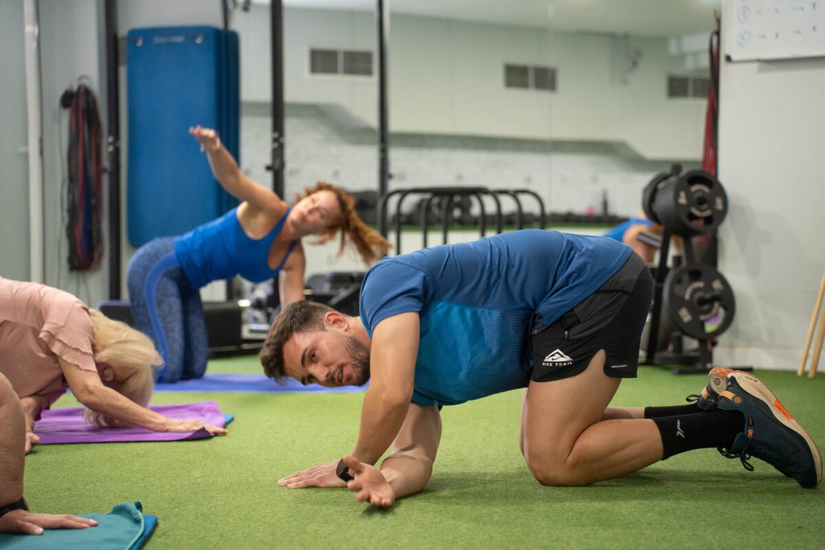 grupo de personas entrenando en sala de movimiento