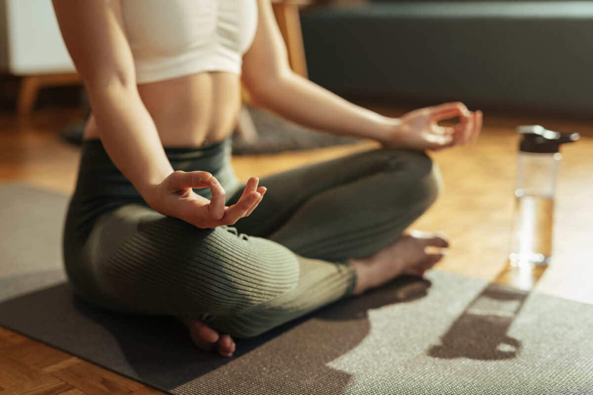 mujer practicando mindfulness Yoga meditación