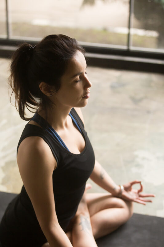 mujer atractiva joven en la actitud de lotus Mindfulness meditacion