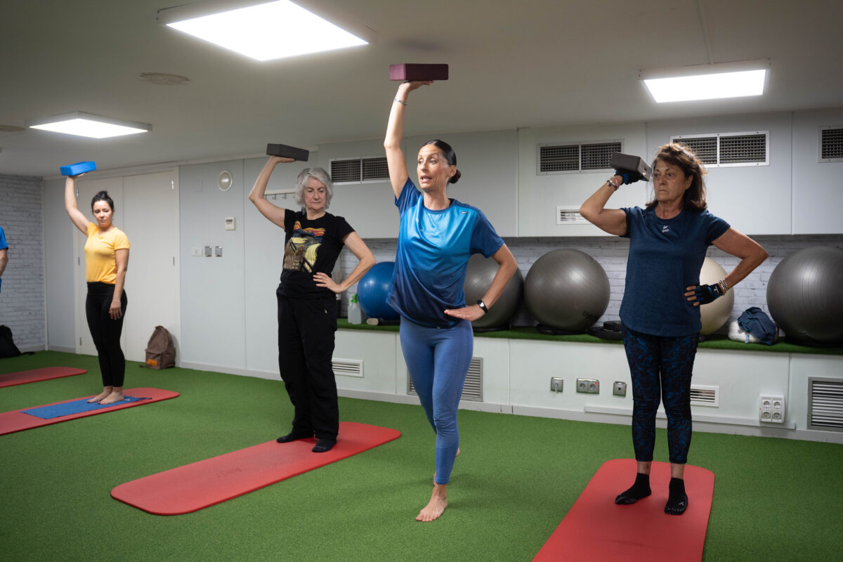 yoga instructora dando clase