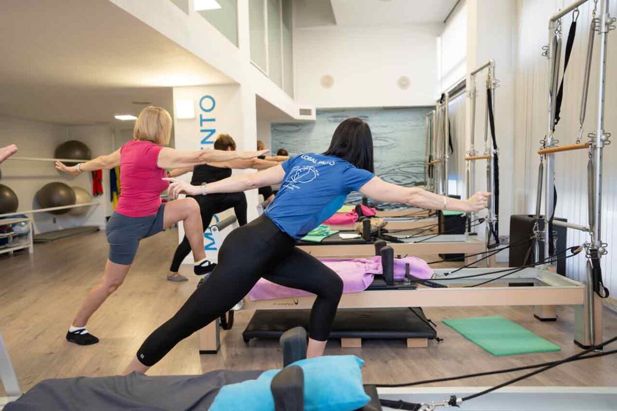 Entrenadora clase de ejercicios guiados