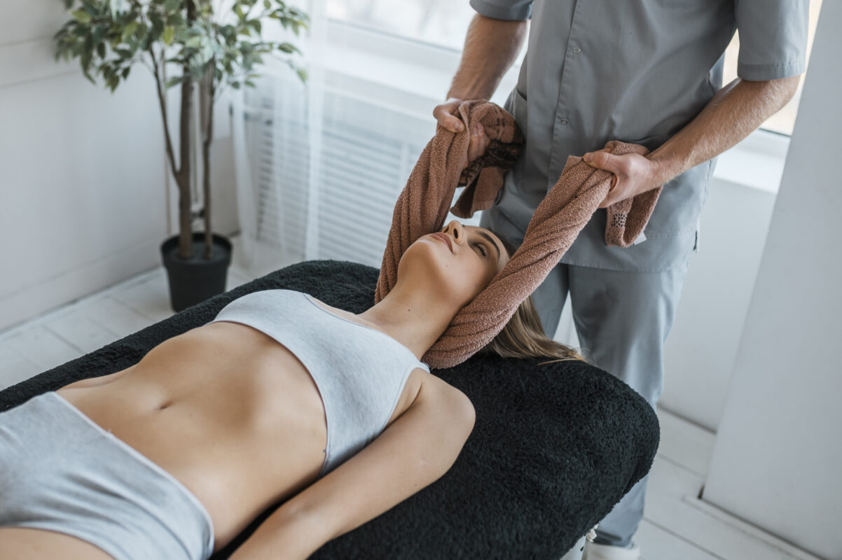 Médico de fisioestetica masculino revisando la cervical de la paciente