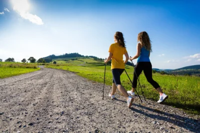 dos mujeres haciendo nordic walking