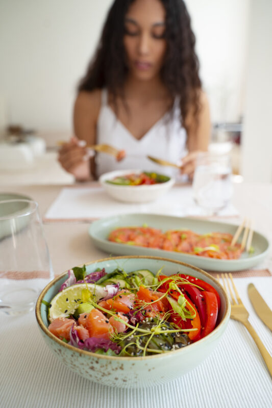 mujer comiendo