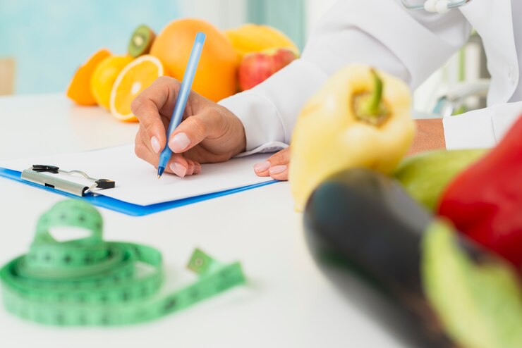 medico toma nota de dieta para nutrticion