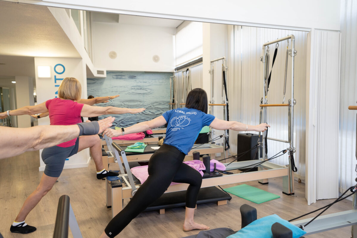 pilates terapéutico con Fisioterapeuta con paciente