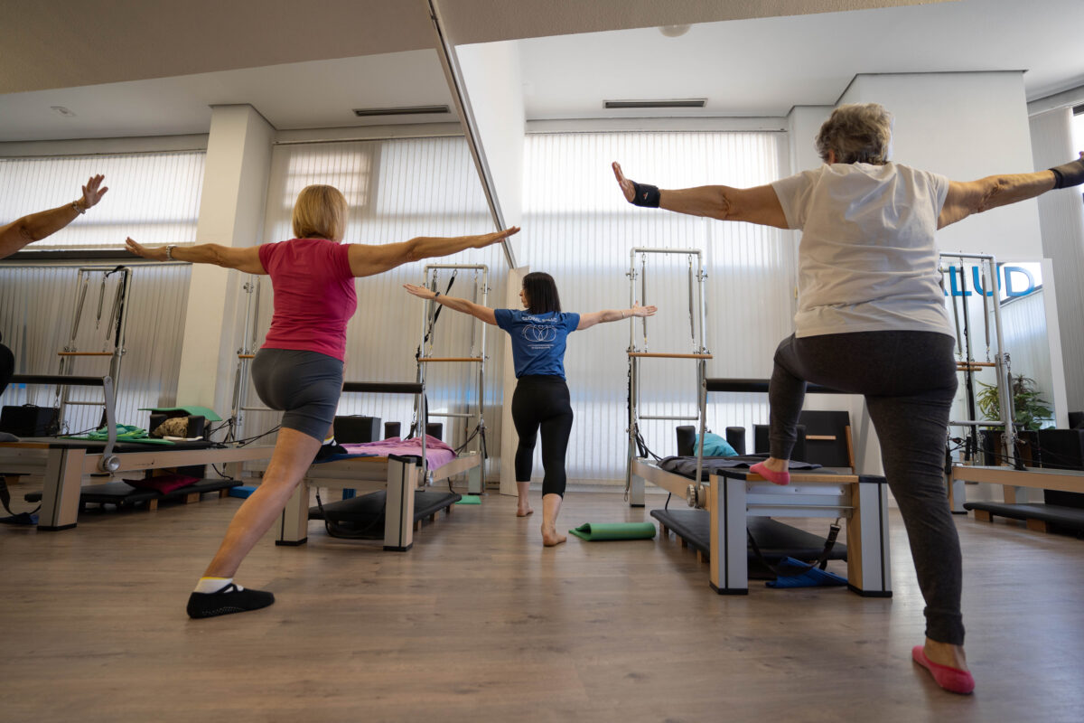 entrenadora dirige a mujeres en clase de pilates en Global Salud