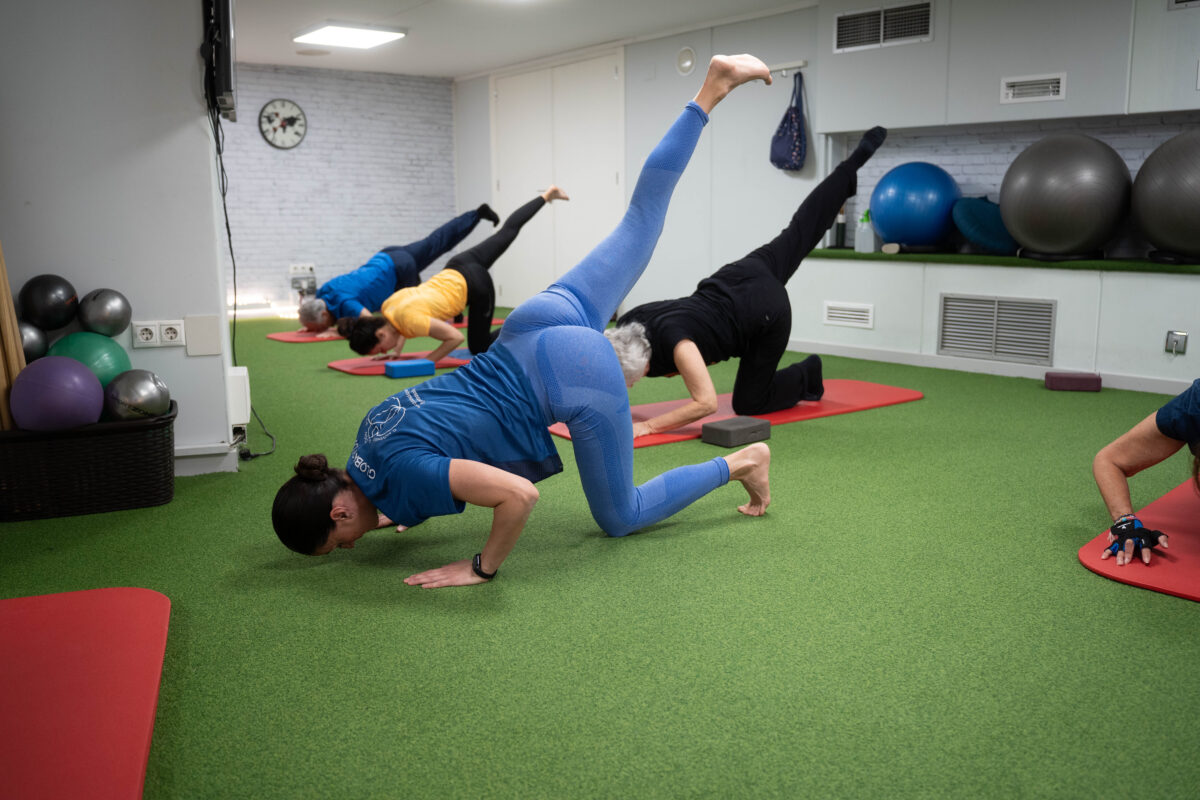 entrenadora dando clase de yoga