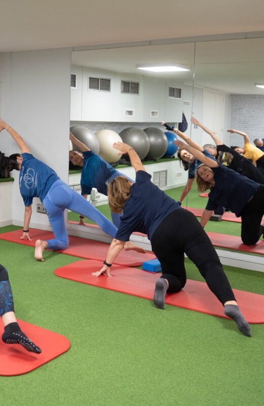 grupo de mujeres haciendo yoga